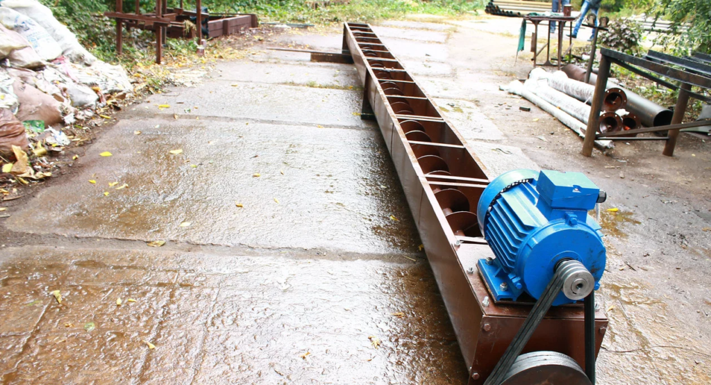 Шнековый погрузчик в лотке